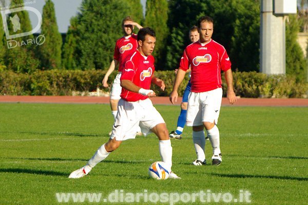 Capoterra-Barisardo 0-1, Nicola Piras con la palla davanti al compagno Bobo Mannai